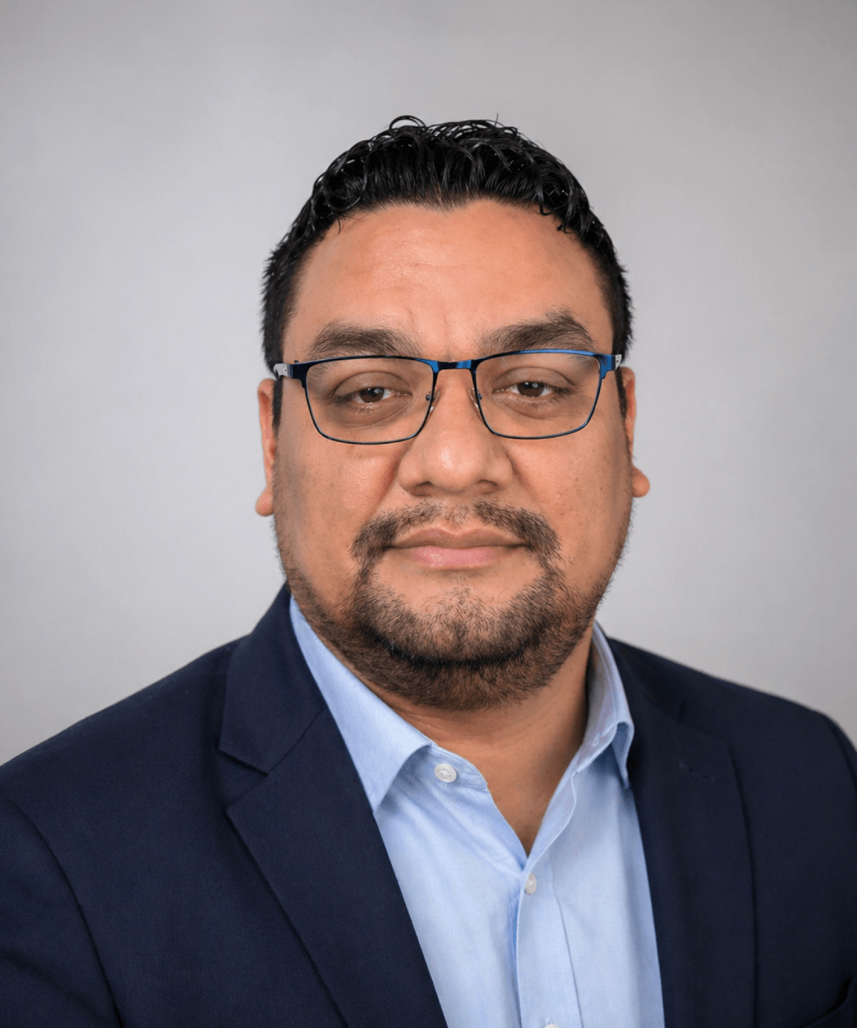 Wilfredo Hernández, instructor de cursos de inmigración en español